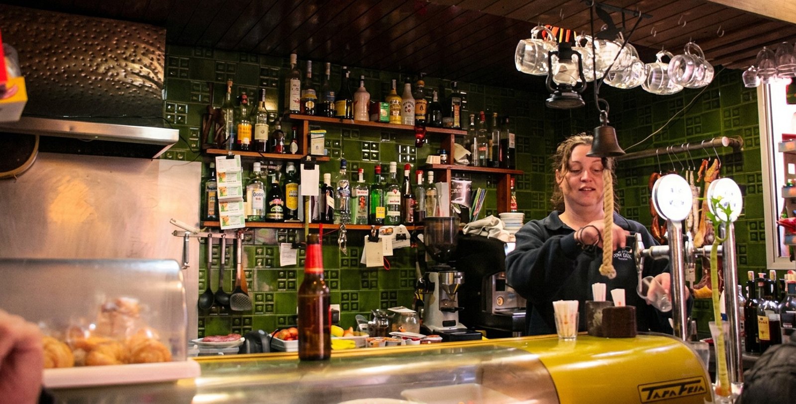 Barra del Bar Don Paco amb rajoles verdes