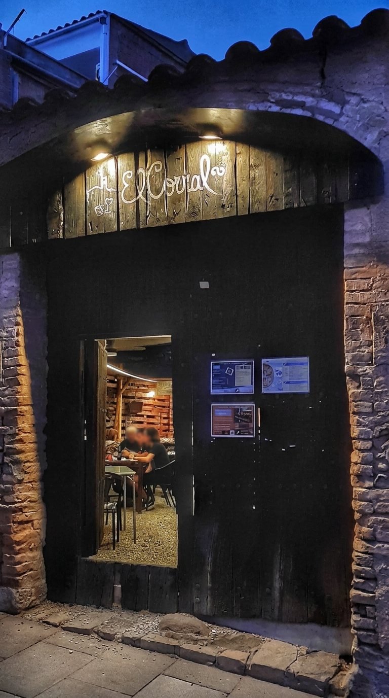 Entrada de fusta il·luminada de nit
