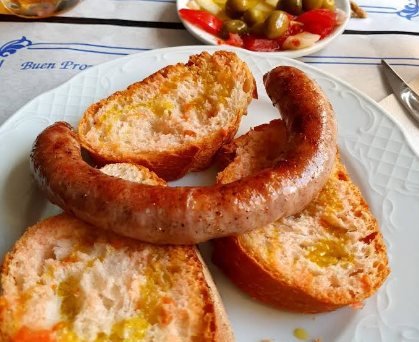 Botifarra sobre pa amb tomàquet
