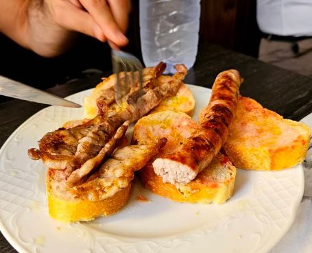 Plat de carn i botifarra a la brasa