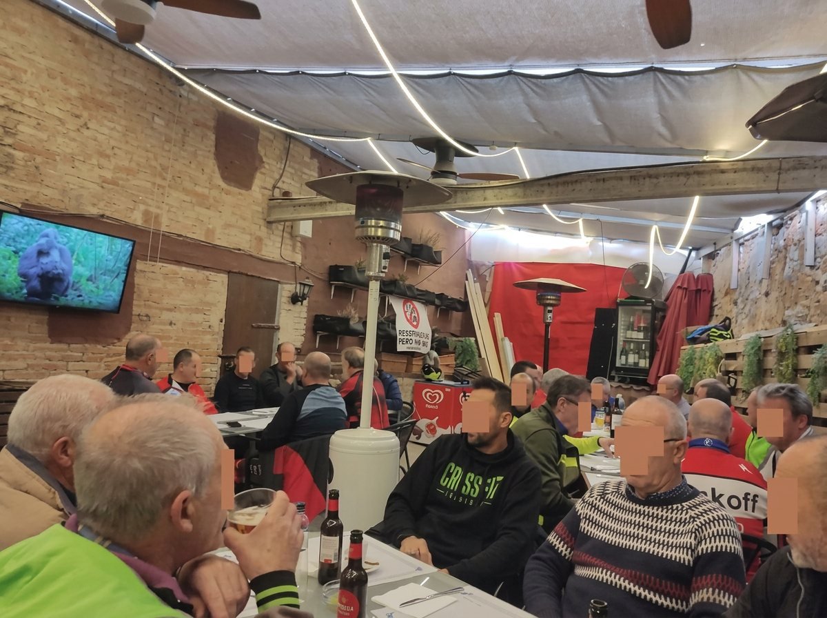 Terrassa coberta del Bar Don Paco plena de gent sopant al vespre